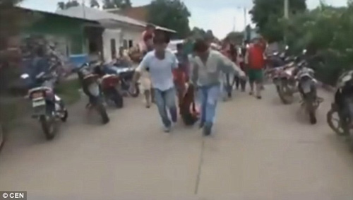 Nghi phạm xâm hại bé 4 tuổi ở Bolivia bị cướp ngục, treo cổ lên cây - 3