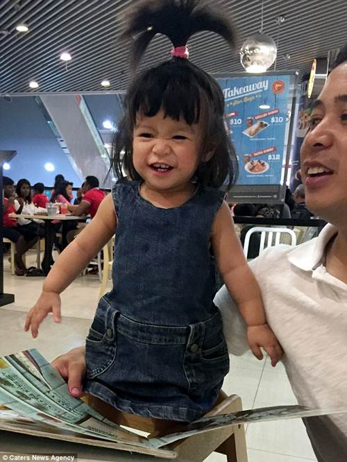 Đây là bé gái có mái tóc quot;hotquot; nhất được hội mê con nít săn lùng - 1