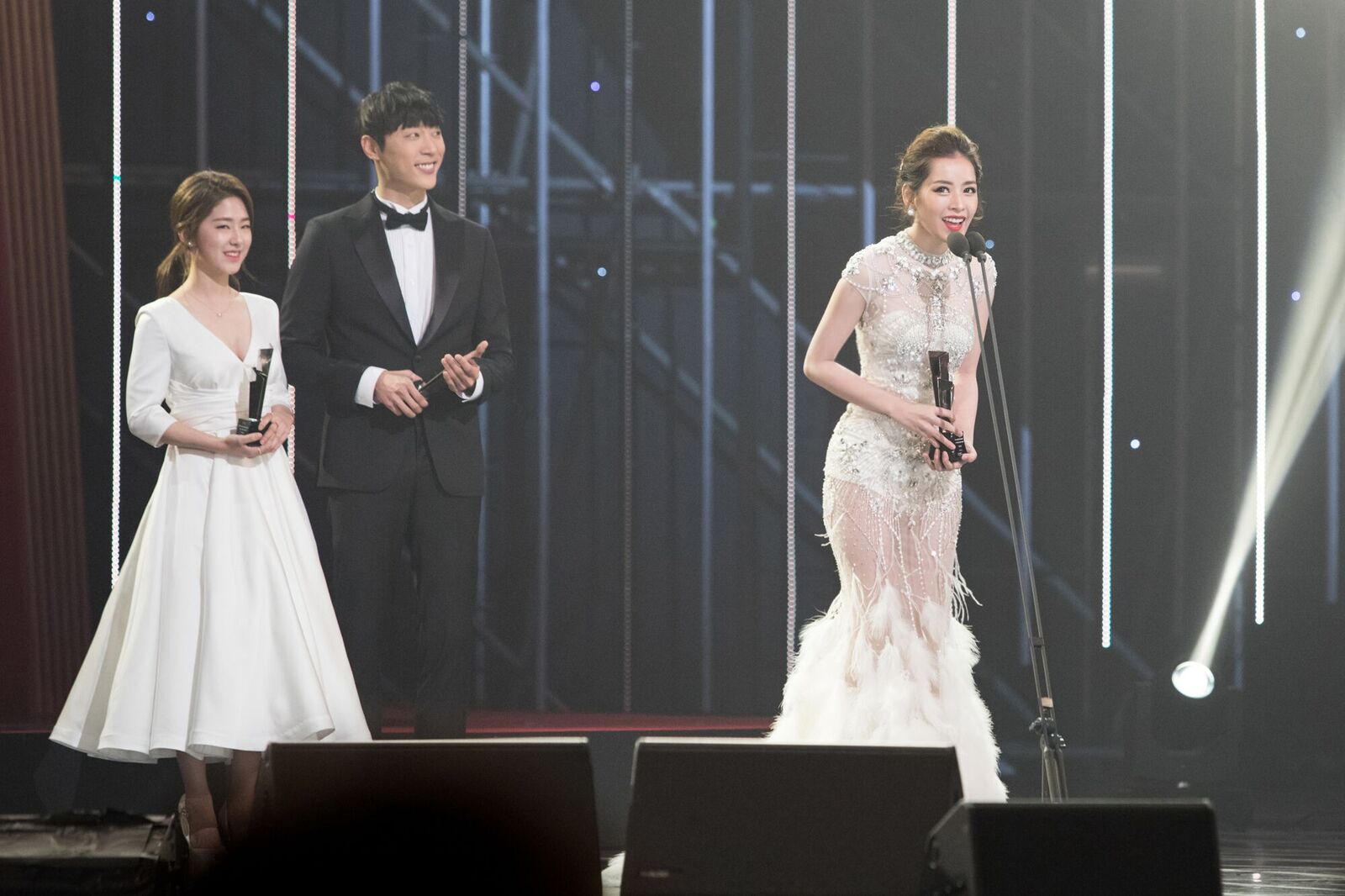 Chi Pu đánh bật dàn mỹ nhân xứ Hàn trên thảm đỏ Asia Artist Awards - 8
