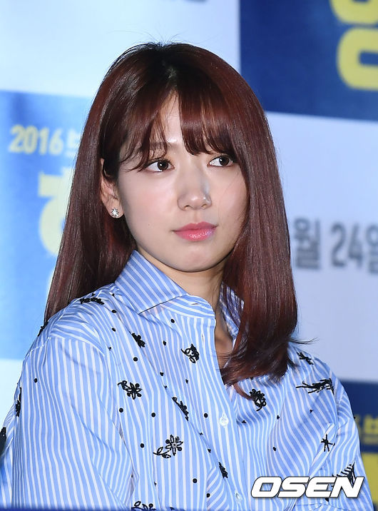 Diện váy ren xuyên thấu, Park Shin Hye khoe đôi chân dài lấp ló - 4