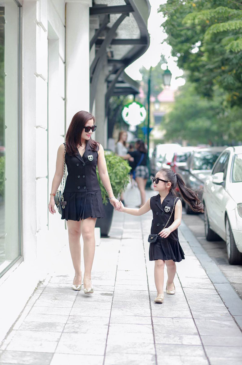 Giữa mùa đông, 2 mẹ con Hà Thành vẫn vô tư diện đồ hè ngọt ngào mát mẻ - 4