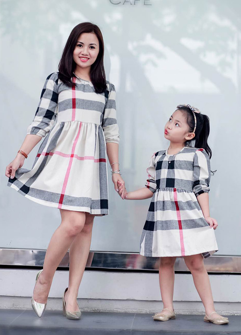 Giữa mùa đông, 2 mẹ con Hà Thành vẫn vô tư diện đồ hè ngọt ngào mát mẻ - 6