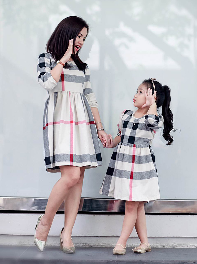 Giữa mùa đông, 2 mẹ con Hà Thành vẫn vô tư diện đồ hè ngọt ngào mát mẻ - 7