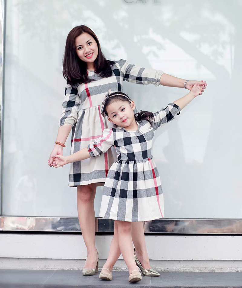 Giữa mùa đông, 2 mẹ con Hà Thành vẫn vô tư diện đồ hè ngọt ngào mát mẻ - 8