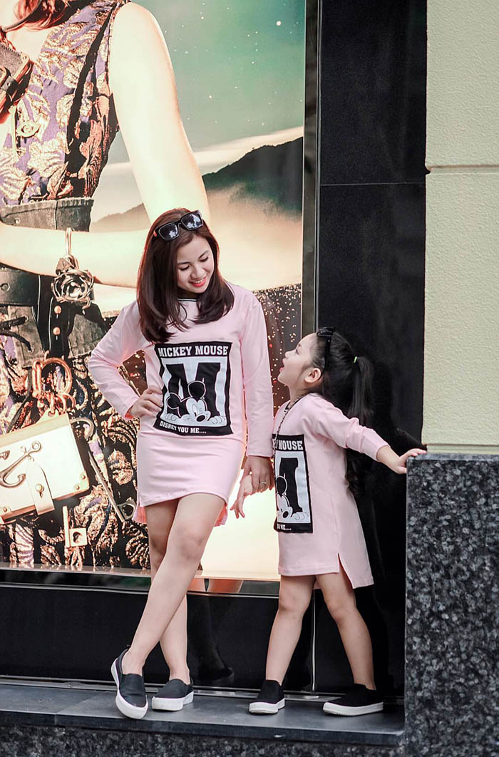 Giữa mùa đông, 2 mẹ con Hà Thành vẫn vô tư diện đồ hè ngọt ngào mát mẻ - 9