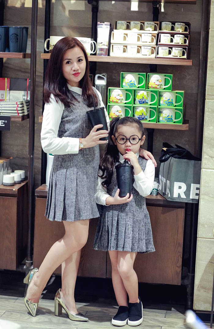 Giữa mùa đông, 2 mẹ con Hà Thành vẫn vô tư diện đồ hè ngọt ngào mát mẻ - 10