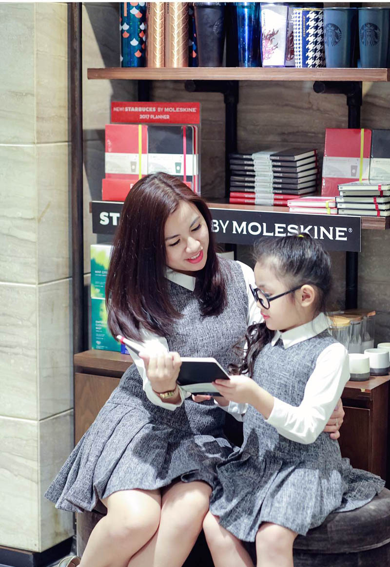 Giữa mùa đông, 2 mẹ con Hà Thành vẫn vô tư diện đồ hè ngọt ngào mát mẻ - 11