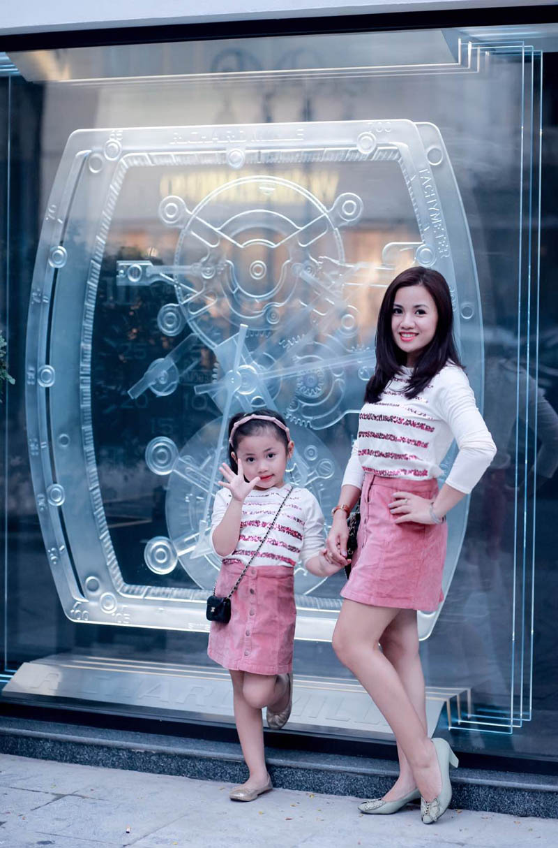 Giữa mùa đông, 2 mẹ con Hà Thành vẫn vô tư diện đồ hè ngọt ngào mát mẻ - 12