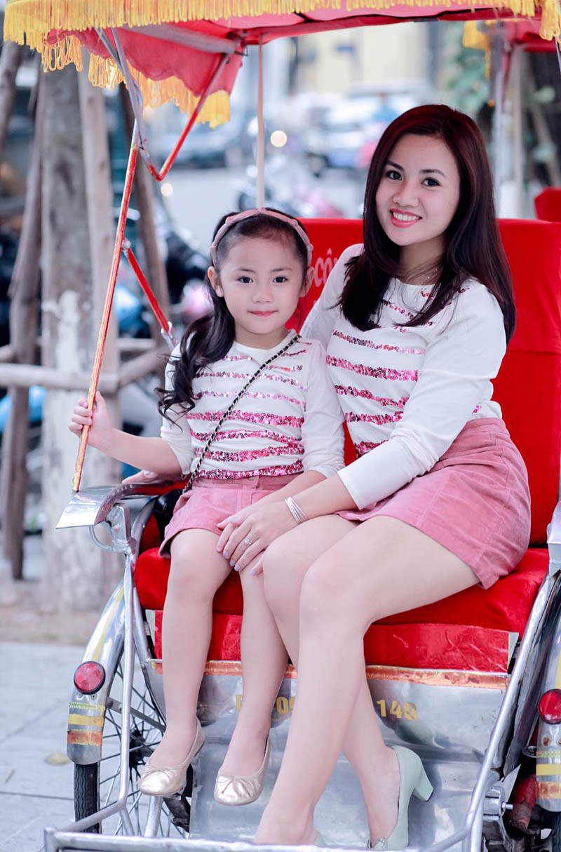 Giữa mùa đông, 2 mẹ con Hà Thành vẫn vô tư diện đồ hè ngọt ngào mát mẻ - 15