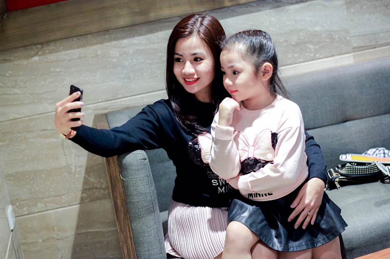 Giữa mùa đông, 2 mẹ con Hà Thành vẫn vô tư diện đồ hè ngọt ngào mát mẻ - 16