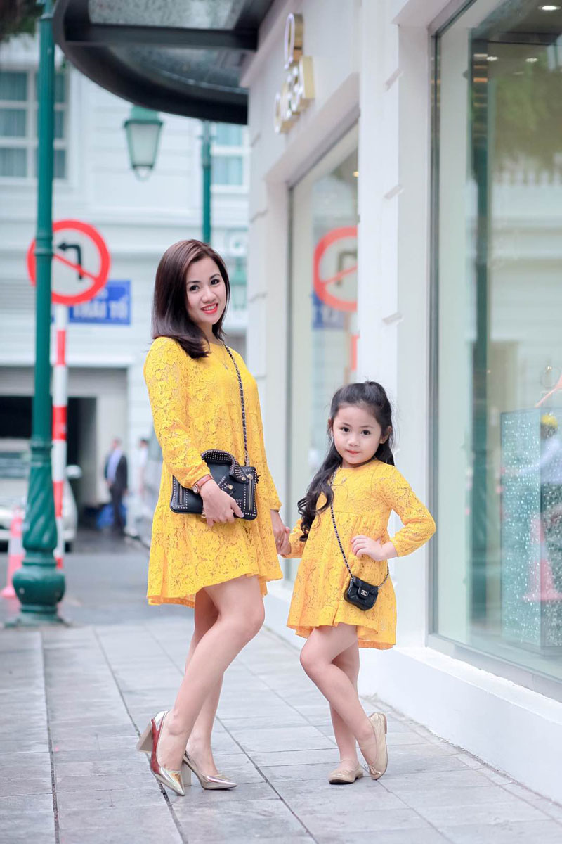 Giữa mùa đông, 2 mẹ con Hà Thành vẫn vô tư diện đồ hè ngọt ngào mát mẻ - 14