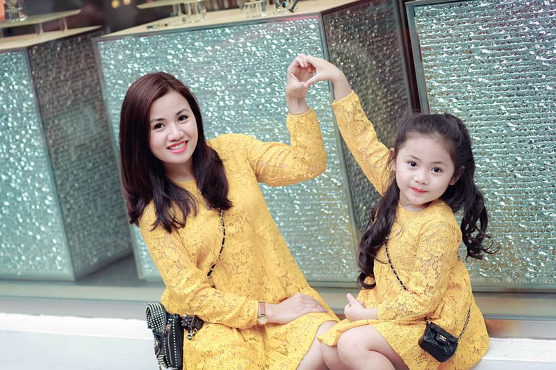 Giữa mùa đông, 2 mẹ con Hà Thành vẫn vô tư diện đồ hè ngọt ngào mát mẻ - 13