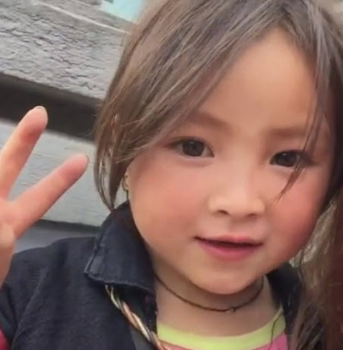 Đôi mắt trong veo của bé gái Sapa này sẽ thu hút bạn ngay từ bức ảnh đầu tiên - 6