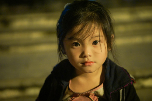 Đôi mắt trong veo của bé gái Sapa này sẽ thu hút bạn ngay từ bức ảnh đầu tiên - 1