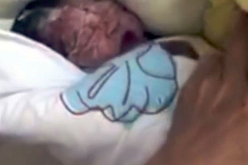 Bé sơ sinh bị mẹ vứt vào thùng rác nhà vệ sinh công cộng vì quá nghèo - 1