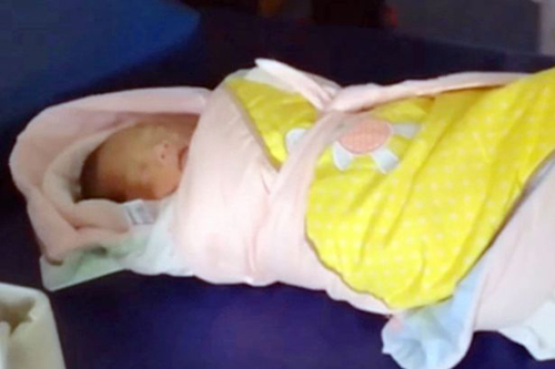 Bé sơ sinh bị mẹ vứt vào thùng rác nhà vệ sinh công cộng vì quá nghèo - 3