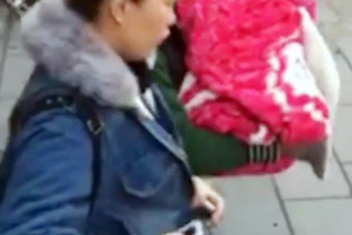 Bé sơ sinh bị mẹ vứt vào thùng rác nhà vệ sinh công cộng vì quá nghèo - 2