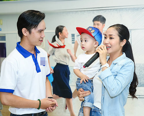 quot;Gái 3 conquot; Ốc Thanh Vân trẻ trung, quot;bụi phủiquot; bên con trai út - 7