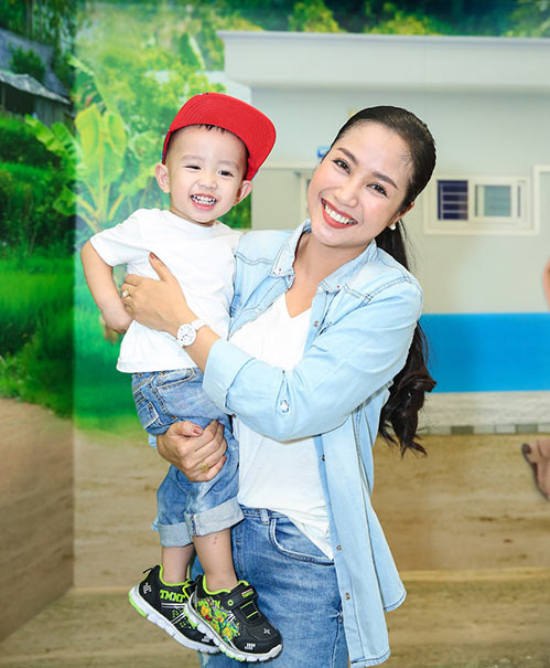 quot;Gái 3 conquot; Ốc Thanh Vân trẻ trung, quot;bụi phủiquot; bên con trai út - 1