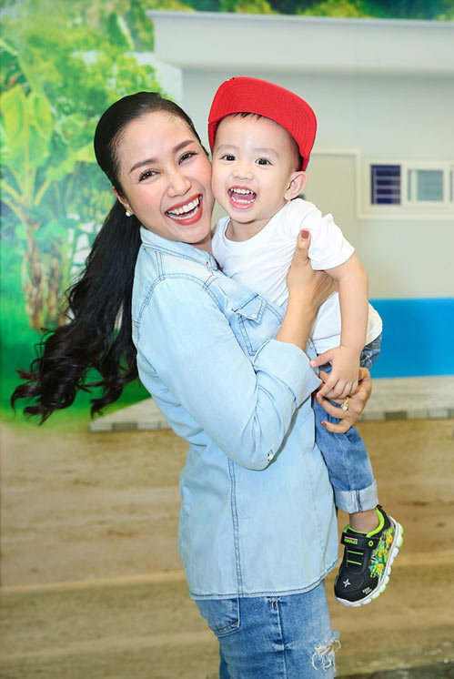 quot;Gái 3 conquot; Ốc Thanh Vân trẻ trung, quot;bụi phủiquot; bên con trai út - 2