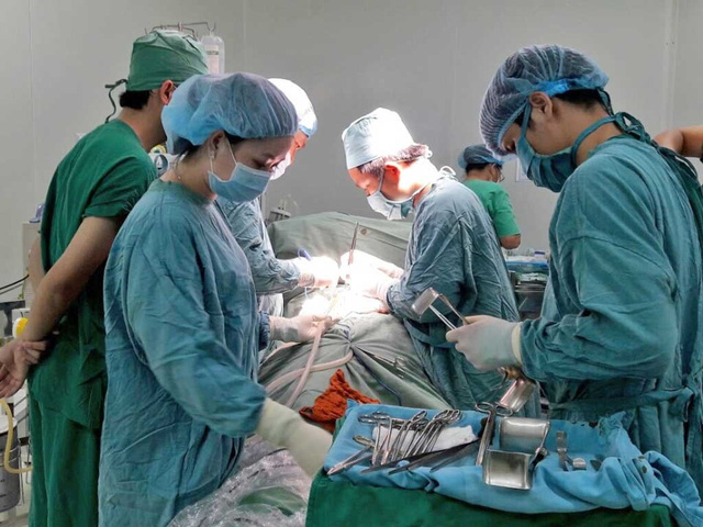 Khối u xơ tử cung của nữ bệnh nhân hi hữu lòi ra ngoài - 1