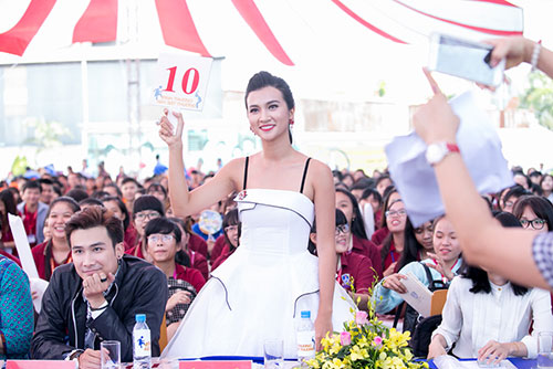 Kim Tuyến được sinh viên đặc biệt hâm mộ, kí quot;mỏi tayquot; tại sự kiện - 5