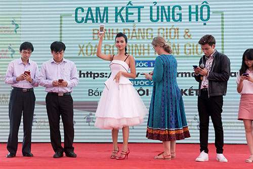 Kim Tuyến được sinh viên đặc biệt hâm mộ, kí quot;mỏi tayquot; tại sự kiện - 4