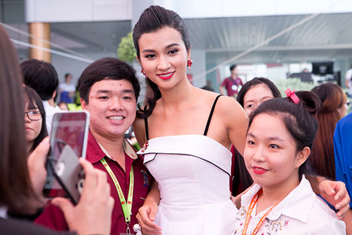 Kim Tuyến được sinh viên đặc biệt hâm mộ, kí quot;mỏi tayquot; tại sự kiện - 7