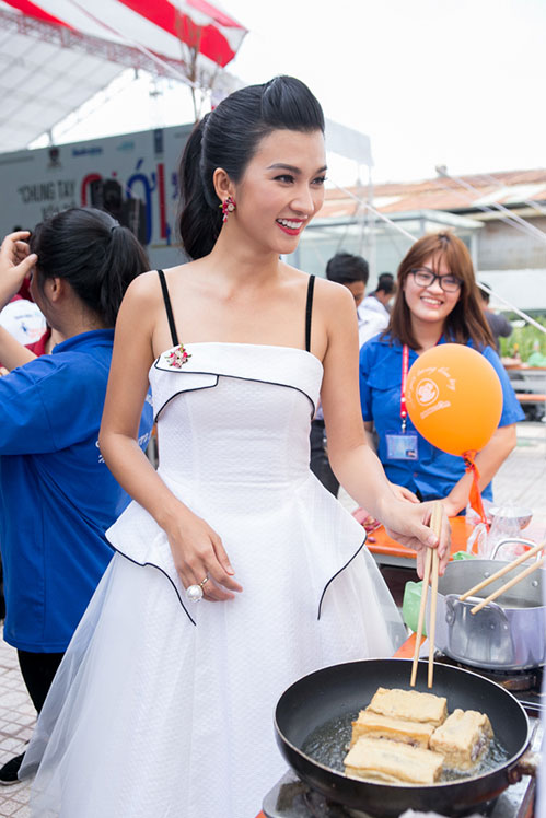 Kim Tuyến được sinh viên đặc biệt hâm mộ, kí quot;mỏi tayquot; tại sự kiện - 10