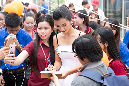 Kim Tuyến được sinh viên đặc biệt hâm mộ, kí quot;mỏi tayquot; tại sự kiện - 3