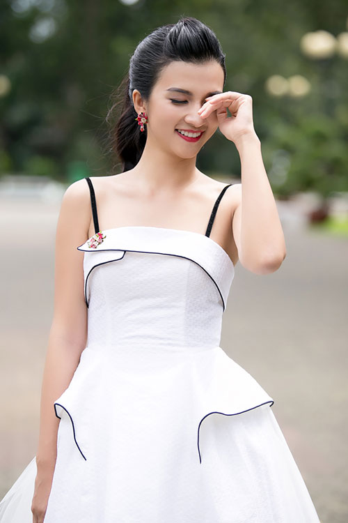 Kim Tuyến được sinh viên đặc biệt hâm mộ, kí quot;mỏi tayquot; tại sự kiện - 9