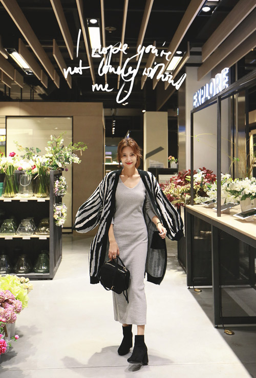 4 cách phối để mặc cardigan không quot;già như bà ngoạiquot; - 10