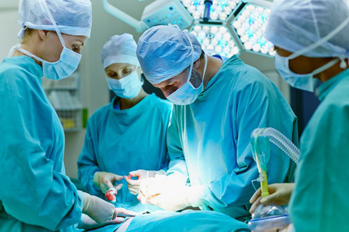 Người đàn ông bị mắc kẹt nhẫn cưới vào quot;của quýquot; vì muốn cảm giác lạ - 1