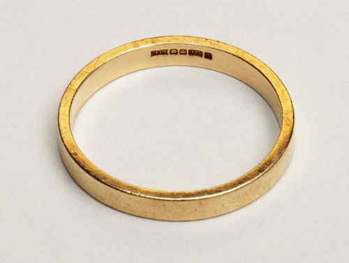 Người đàn ông bị mắc kẹt nhẫn cưới vào quot;của quýquot; vì muốn cảm giác lạ - 2