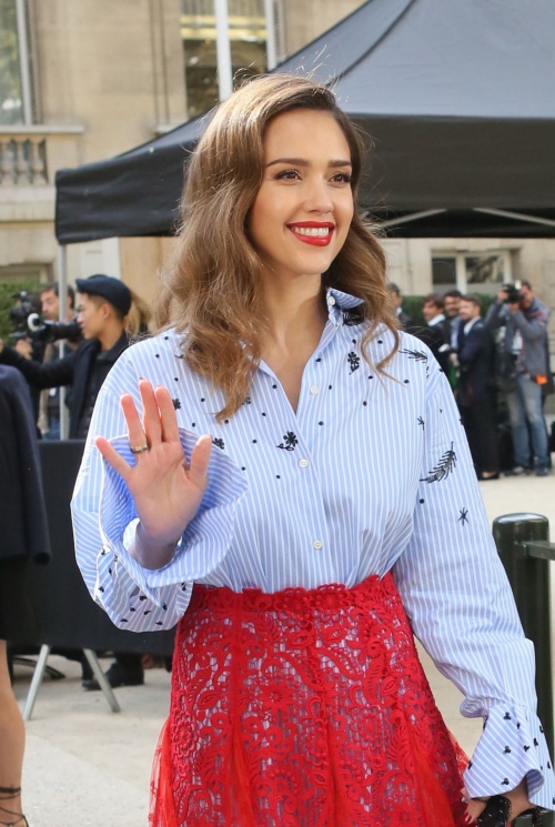 Park Shin Hye quot;bại trậnquot; khi đụng hàng với Jessica Alba - 1