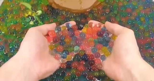 Thứ đồ chơi nguy hiểm cho trẻ: Hạt nhựa nở gây ung thư âm thầm trở lại - 1