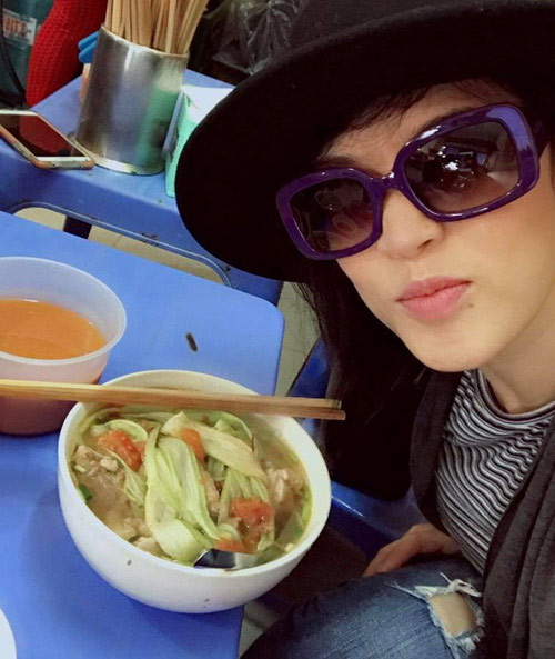 Vợ chồng Thu Phương - Dũng Taylor tới thử món quot;bún chửiquot; Hà Nội - 1