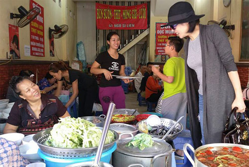 Vợ chồng Thu Phương - Dũng Taylor tới thử món quot;bún chửiquot; Hà Nội - 2