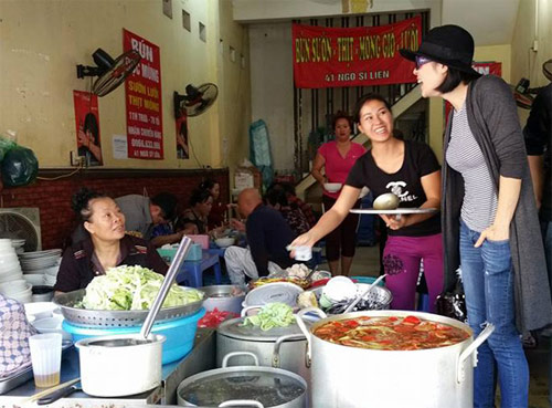 Vợ chồng Thu Phương - Dũng Taylor tới thử món quot;bún chửiquot; Hà Nội - 3