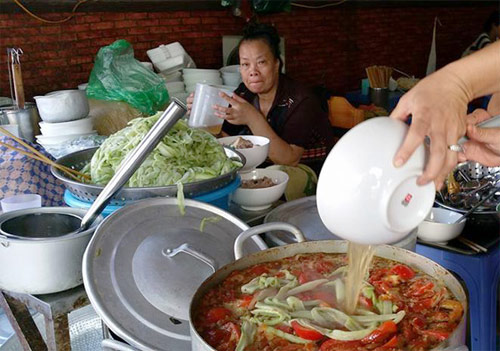 Vợ chồng Thu Phương - Dũng Taylor tới thử món quot;bún chửiquot; Hà Nội - 5