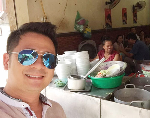 Vợ chồng Thu Phương - Dũng Taylor tới thử món quot;bún chửiquot; Hà Nội - 4