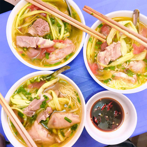 Vợ chồng Thu Phương - Dũng Taylor tới thử món quot;bún chửiquot; Hà Nội - 6