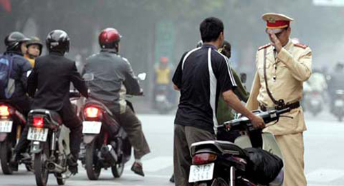 Vợ đi xe chồng có bị phạt lỗi không sang tên, đổi chủ? - 1