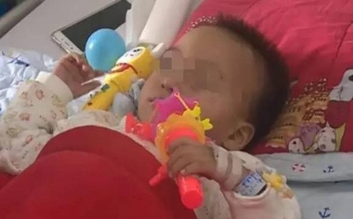 Người lớn sơ sẩy, chị 3 tuổi khiến em 2 tuổi bị liệt nửa người và cắt bỏ thận phải - 1