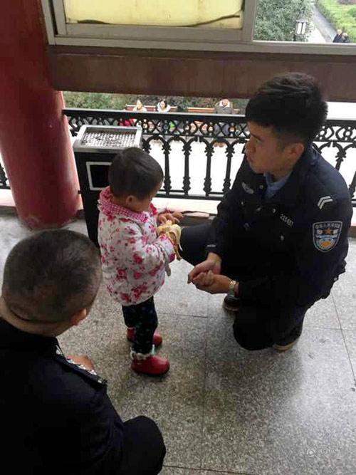 Bố mẹ mải cãi nhau chuyện họp lớp, bỏ quên con gái 2 tuổi ngay trên phố - 1