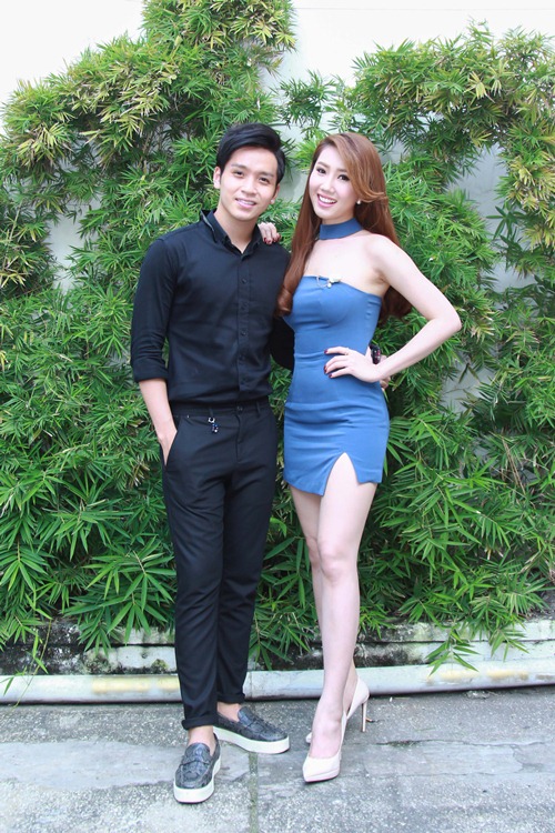 Chàng người yêu kém tuổi rạng rỡ quot;tháp tùngquot; Lê Phương đến buổi ra mắt phim - 13