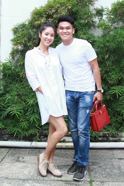 Chàng người yêu kém tuổi rạng rỡ quot;tháp tùngquot; Lê Phương đến buổi ra mắt phim - 2