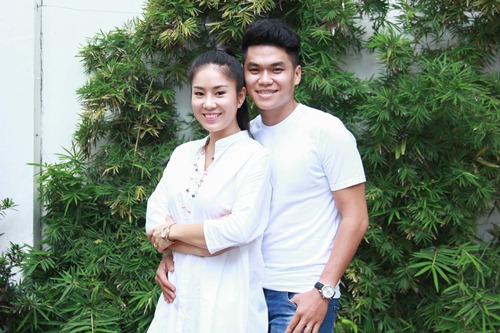 Chàng người yêu kém tuổi rạng rỡ quot;tháp tùngquot; Lê Phương đến buổi ra mắt phim - 3