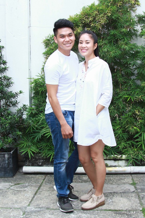 Chàng người yêu kém tuổi rạng rỡ quot;tháp tùngquot; Lê Phương đến buổi ra mắt phim - 1