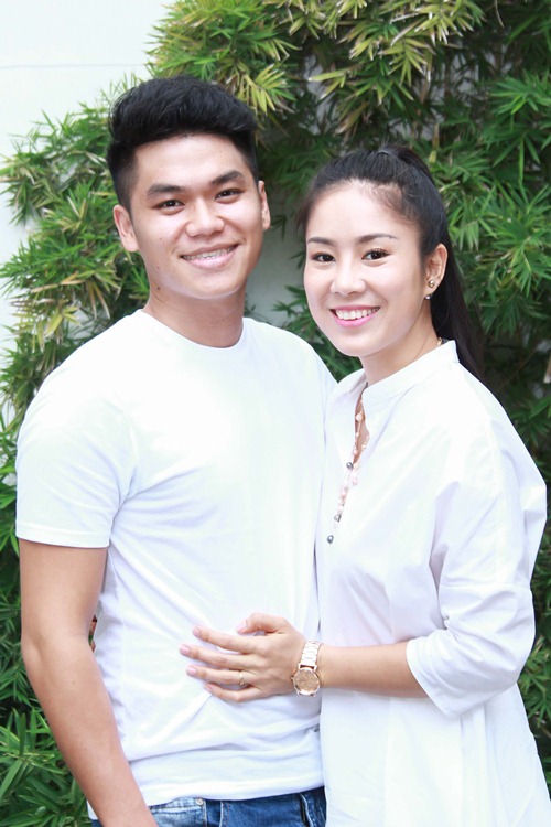 Chàng người yêu kém tuổi rạng rỡ quot;tháp tùngquot; Lê Phương đến buổi ra mắt phim - 4